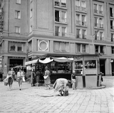 Kiosk Ruchu i budka z lodami na al. Grunwaldzkiej na...