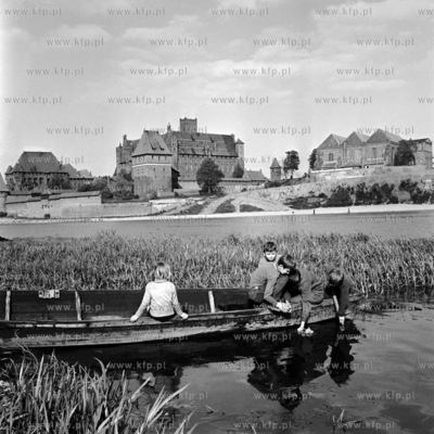 Nad Nogatem w Malborku. 
11.05.1973
3maj73_z.kosycarz_p30
Fot....
