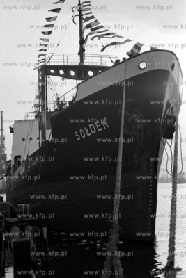 SS Sołdek cumuje przy nabrzeżu w porcie gdańskim....