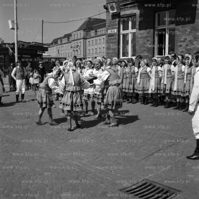 Występ zespołu folklorystycznego na Targu Rybnym...
