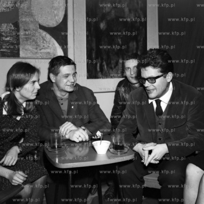 Aktor Zbigniew Cybulski w klubie studenckim. ( lata60...