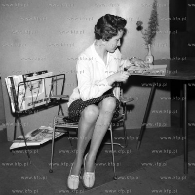 Chwila odpoczynku przy lekturze czasopisma. ( lata60...
