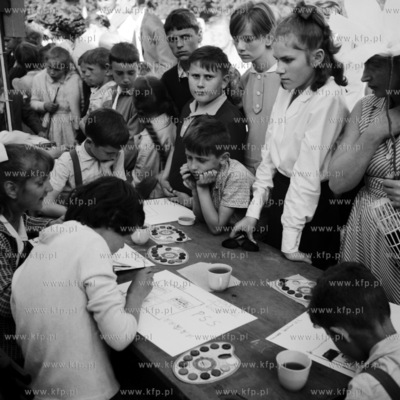 Dzieci z ciekawością podglądają, jak uczestnicy...