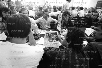 Strajk w Stoczni Gdanskiej im. Lenina Nz. protestujacy...