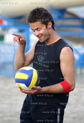 Maciej Zakoscielny gra w siatkowke plazowa na plazy...