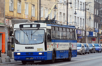Ulice Gdyni. Nz. Trolejbus linii 30 na ul. Swietojanskiej...
