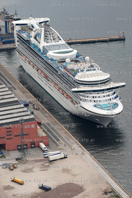 Gdynia z lotu ptaka. Nz. Wycieczkowiec STAR PRINCES...