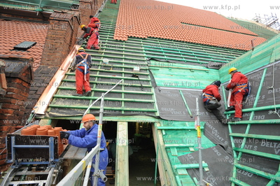 Kosciol sw. Katarzyny, Gdansk. Prace dekarskie na dachu...