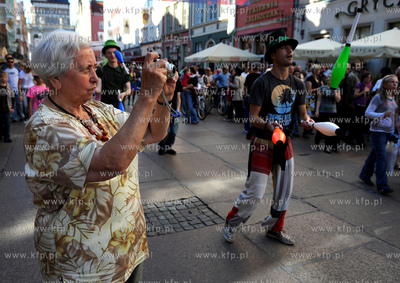 Gdansk. Parada karnawalowa grup kuglarskich z Trojmiasta...