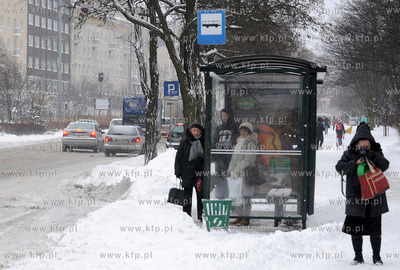 Zimowa aura w Gdyni. Nz. ludzieczakajacy na autobus...