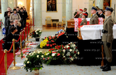 Warszawa. Palac Prezydencki. Polacy zegnaj zmarlego...