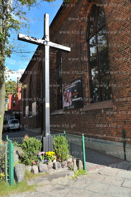 Gdansk Orunia. Antyaborcyjna wystawa na scianach kosciola...