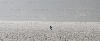 Gdynia, Srodmiescie. Mimo zakazu spacerowicze wchodza...