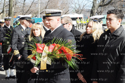 Gdynia. Zlozenie wiencow i wiazanek kwiatow pod Plyta...