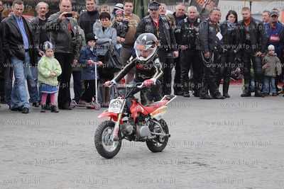 Piotr Zalewski 7-letni motocyklista z Olsztyna popisuje...