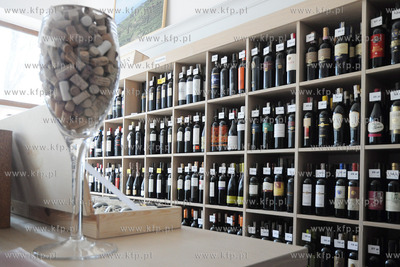 Winarium. Marek Kondrat i Syn sklep przy ulicy Swietojanskiej...