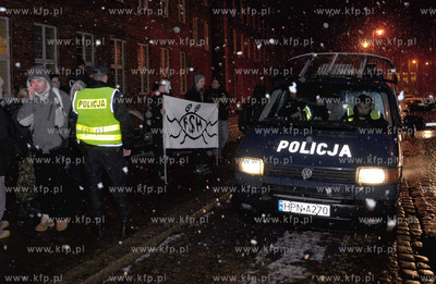 Gdansk. Uczestincy nielgalnej pikiety przeciwko podpisaniu...