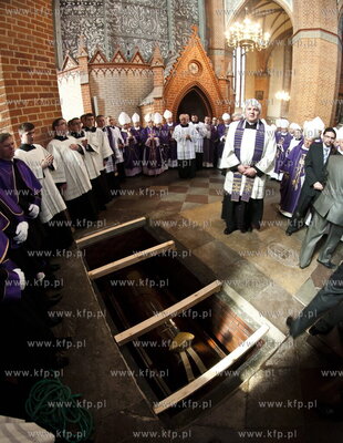 Bazylika katedralna w Pelplinie. Uroczystości pogrzebowe...