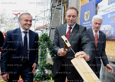 Zawieszenie wiechy na Teatrze Muzycznym w Gdyni. Nz....