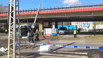 Wypadek przy estakadzie Kwiatkowskiego na wysokosci...