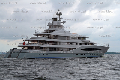 W gdanskim porcie, przy nabrzezu Obroncow Westerplatte,...