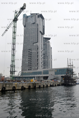 Gdynia. Na terenie sasiadujacym z apartamentowcem Sea...