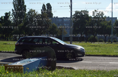 Gdańsk, ul. Hallera. Wyrwane z ziemi parkomaty firmy...