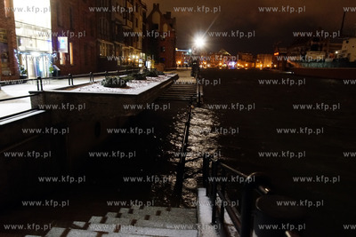 Gdańsk. Cofka na Motławie. Zalana przystań promu...