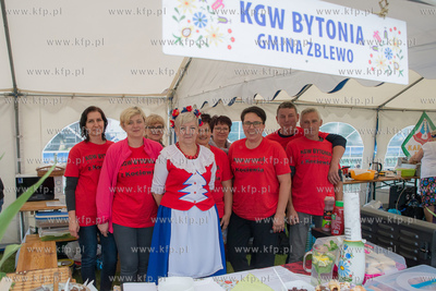 Festyn kociewski w Zblewie. Nz. Koło Gospodyń Wiejskich...