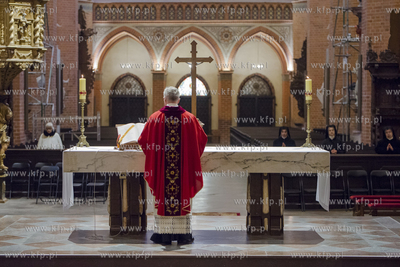 Z powodu pandemii koronawirusa wierni nie mogą uczestniczyć...
