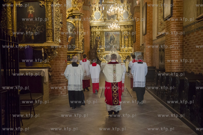 Z powodu pandemii koronawirusa wierni nie mogą uczestniczyć...