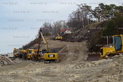 Jastrzębia Góra. Prace zabezpieczające klif sztormowymi...
