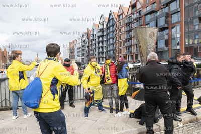 Kibice Manchester United i Villarreal fotografują...