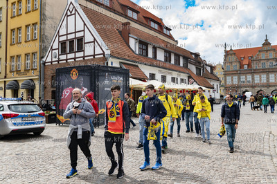 Kibice Manchester United i Villarreal CF spacerujący...