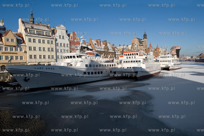 Zima w Gdansku. Statki Zeglugi Gdanskiej stojace przy...