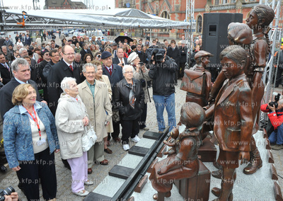 Przed Dworcem PKP w Gdansku odslonieto pomnik poswiecony...