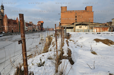 Gdansk. Wyspa Spichrzow. Nz. widok na Motlawe i stary...