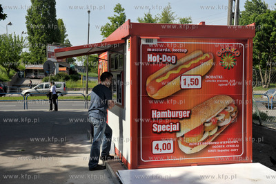 Gdansk Przymorze. Budka z hot dogami i hamburgerami...