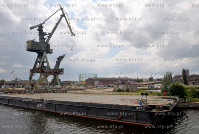 Demontaz ostatnich dzwigow w tej czesci Stoczni Gdanskiej,...