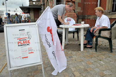 Dworzec Glowny PKP w Gdansku. NSZZ Solidarnosc zbiera...