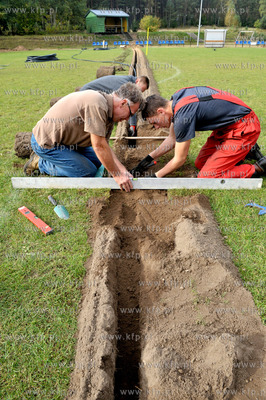 Prace przy instalacji systemu automatycznego nawadniania...