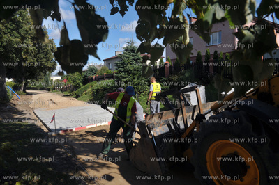 Wies Sulmin na Kaszubach w gmienie Zukowo. Budowa wiejskiej...