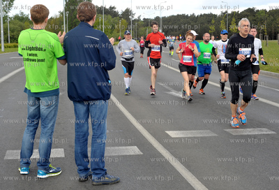Zawodnicy na trasie I PZU Gdansk Maraton.Skrzyzowanie...