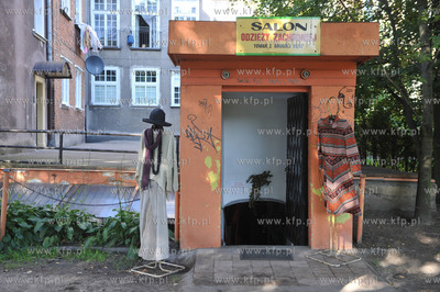 Salon z odzieżą używaną na podwórku ul. Ogarnej15_19....