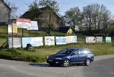 Garcz, gmina Chmielno. Bannery reklamowe na płocie...