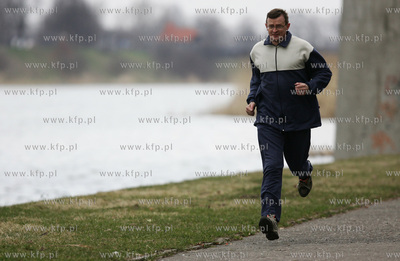 Malbork. Posel Tadeusz Cymanski biega w okolicach rzeki...