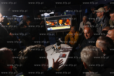 Gdansk. Stocznia Gdanska. Zwiazkowcy z OPZZ i Solidarnosci...