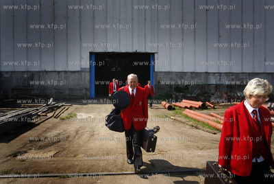 Stocznia Gdansk. Hala K1. Do sniadania stoczniowcom...