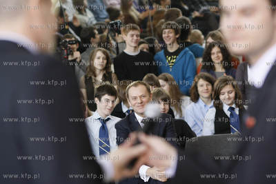 Gdynia. Gimnazjum nr 24 . Premier RP Donald Tusk wzial...