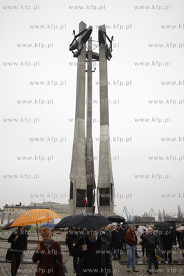 Gdansk. Pomnik Poleglych Stoczniowcow. Stoczniowcy...